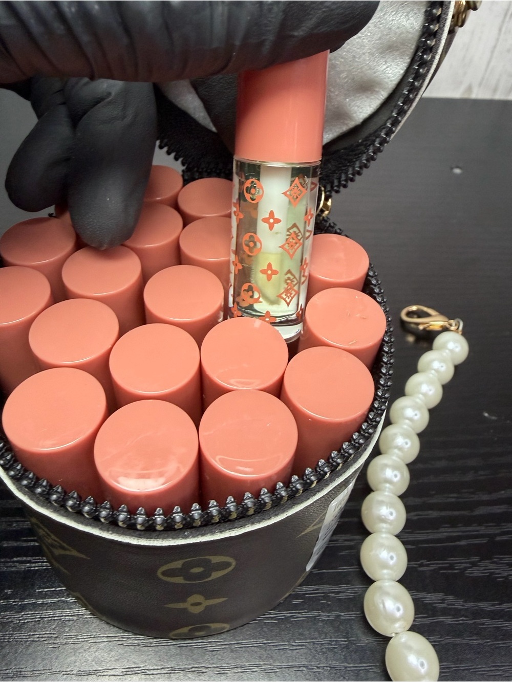 20pcs Lip Gloss In Round Leather-Like Carry Case With Pearl Like Handle - Picture 6 of 9